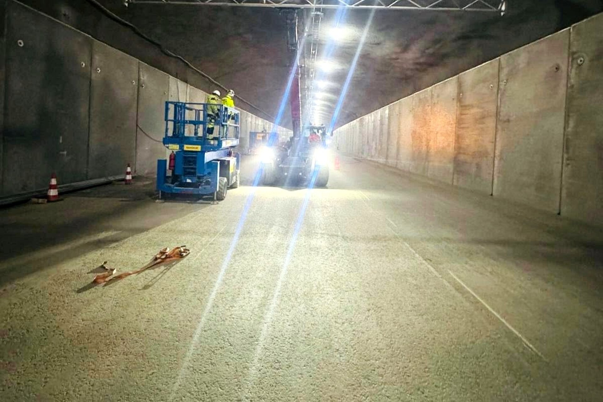 Montagearbete i tunnel med saxlift och teleskoptruck