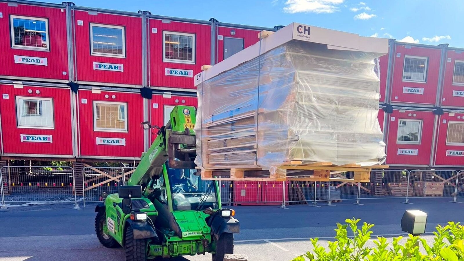 Materialleverans med teleskoptruck på byggplats